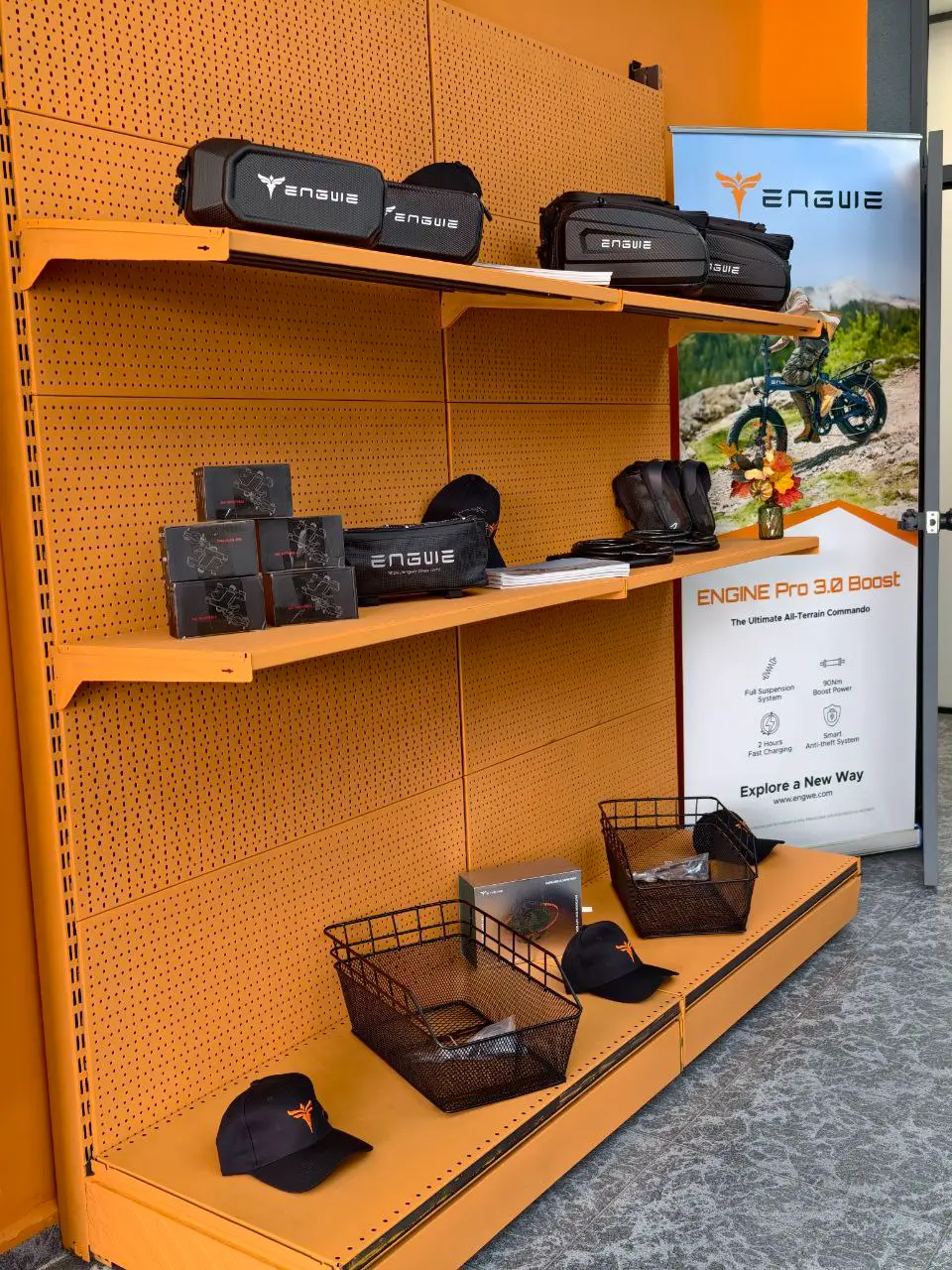 Expositor de accesorios ENGWE en la tienda de Valencia