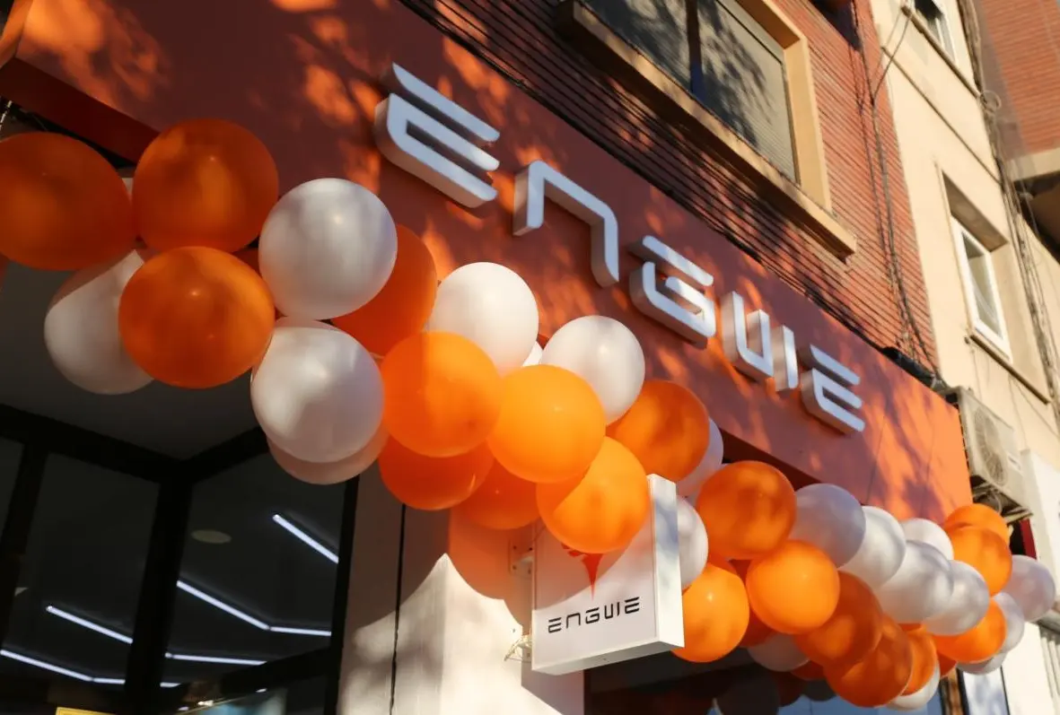 Fachada de la tienda ENGWE en Valencia con el rótulo ENGWE