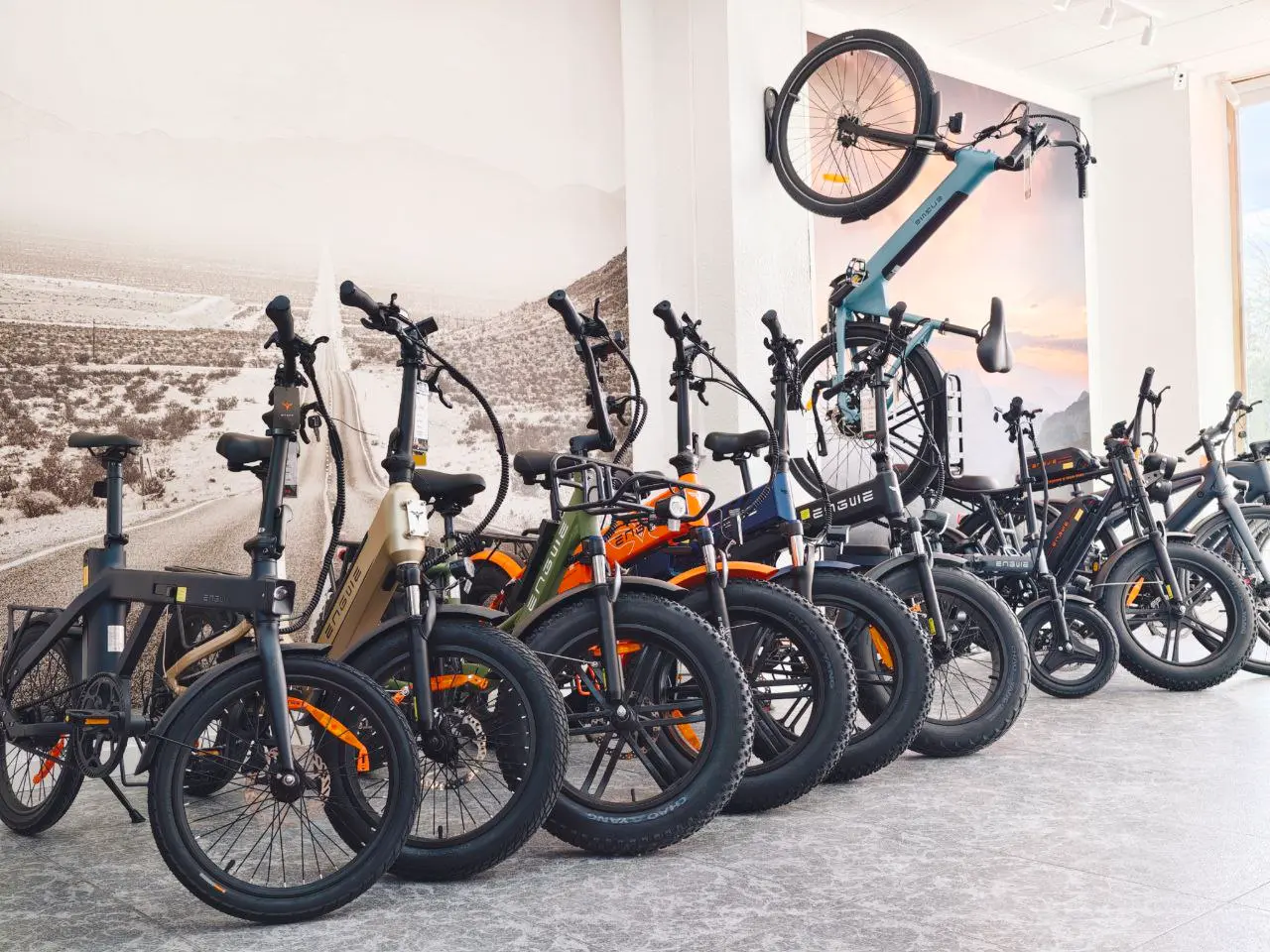 Interior de la tienda ENGWE Valencia con bicicletas eléctricas en exposición