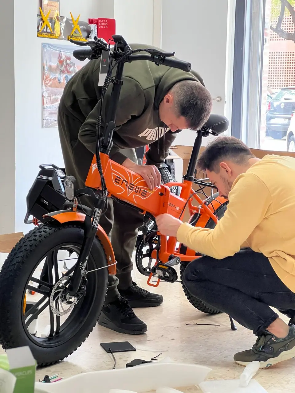 Técnicos de ENGWE montando una bicicleta eléctrica EP-2 en la tienda