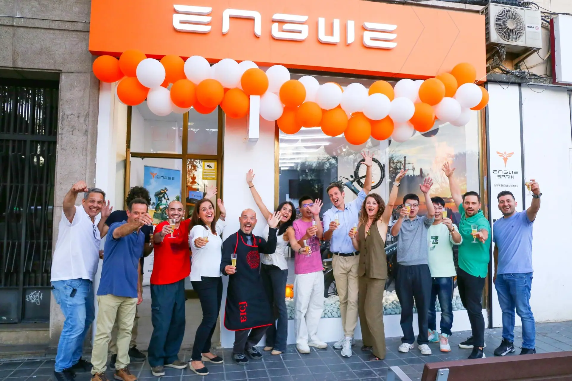 El equipo de ENGWE Valencia en la inauguración de la tienda