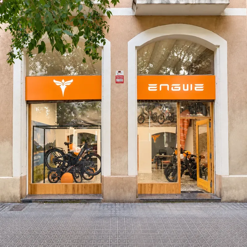 Fachada de la tienda ENGWE Barcelona en Carrer del Parlament 13