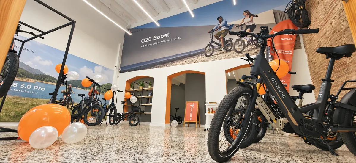 Interior de la tienda ENGWE Barcelona con bicicletas eléctricas en exposición