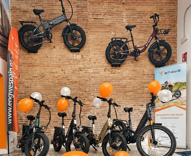 Bicicletas eléctricas ENGWE en la pared de la tienda de Barcelona