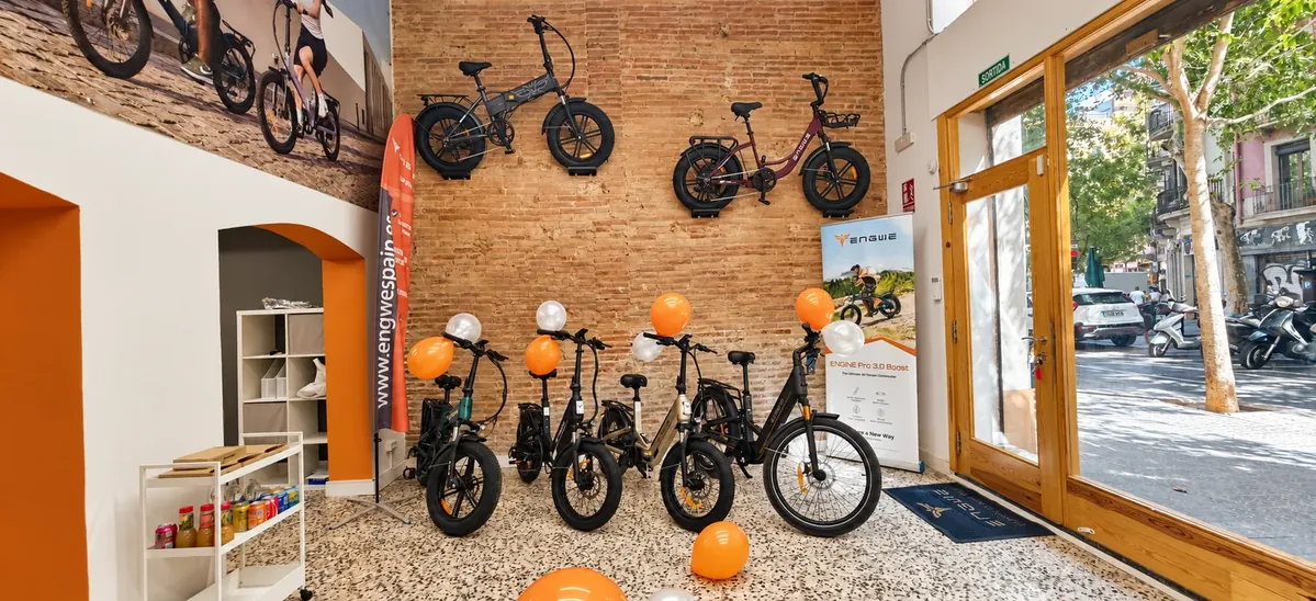 Bicicletas eléctricas ENGWE en exposición en la tienda de Barcelona