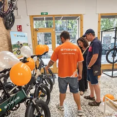 El equipo de ENGWE Barcelona asesorando a unos clientes en la tienda